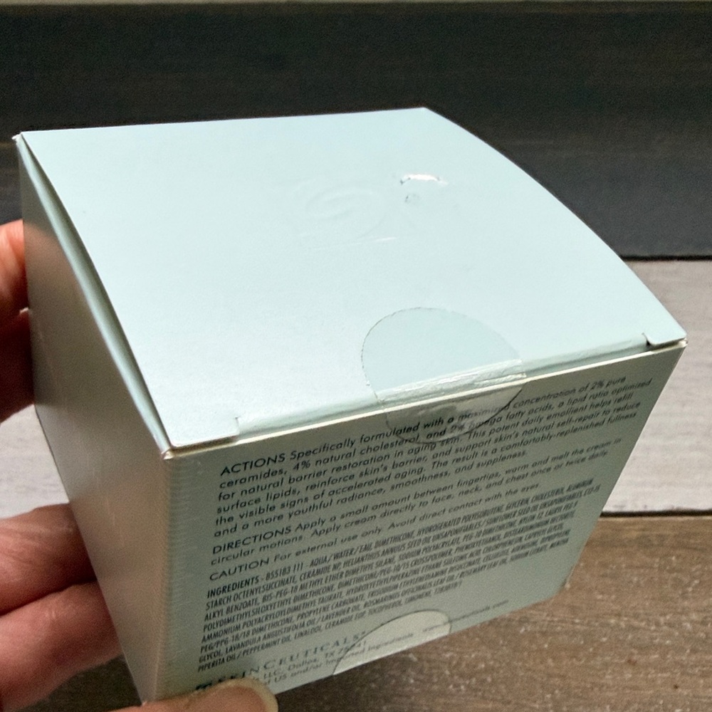 SkinCeuticals Triple Lipid Restore 2:4:2 Cream - Light Aqua - Picture 3 of 7